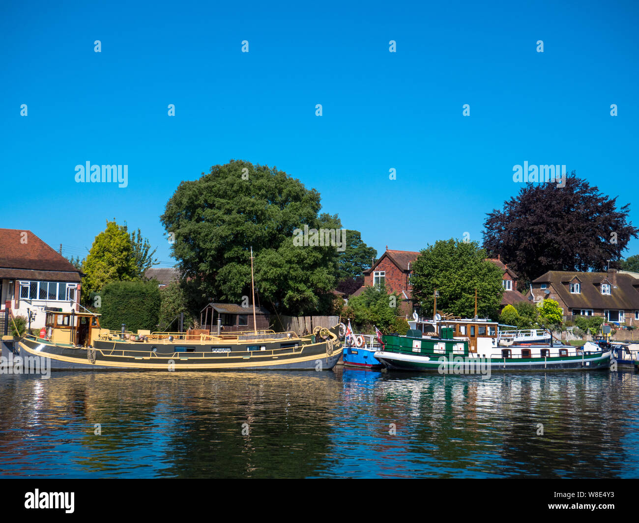 Traditionelle Flussboote, Themse, Staines-upon-Thames, Surrey, England, GROSSBRITANNIEN, GB. Stockfoto