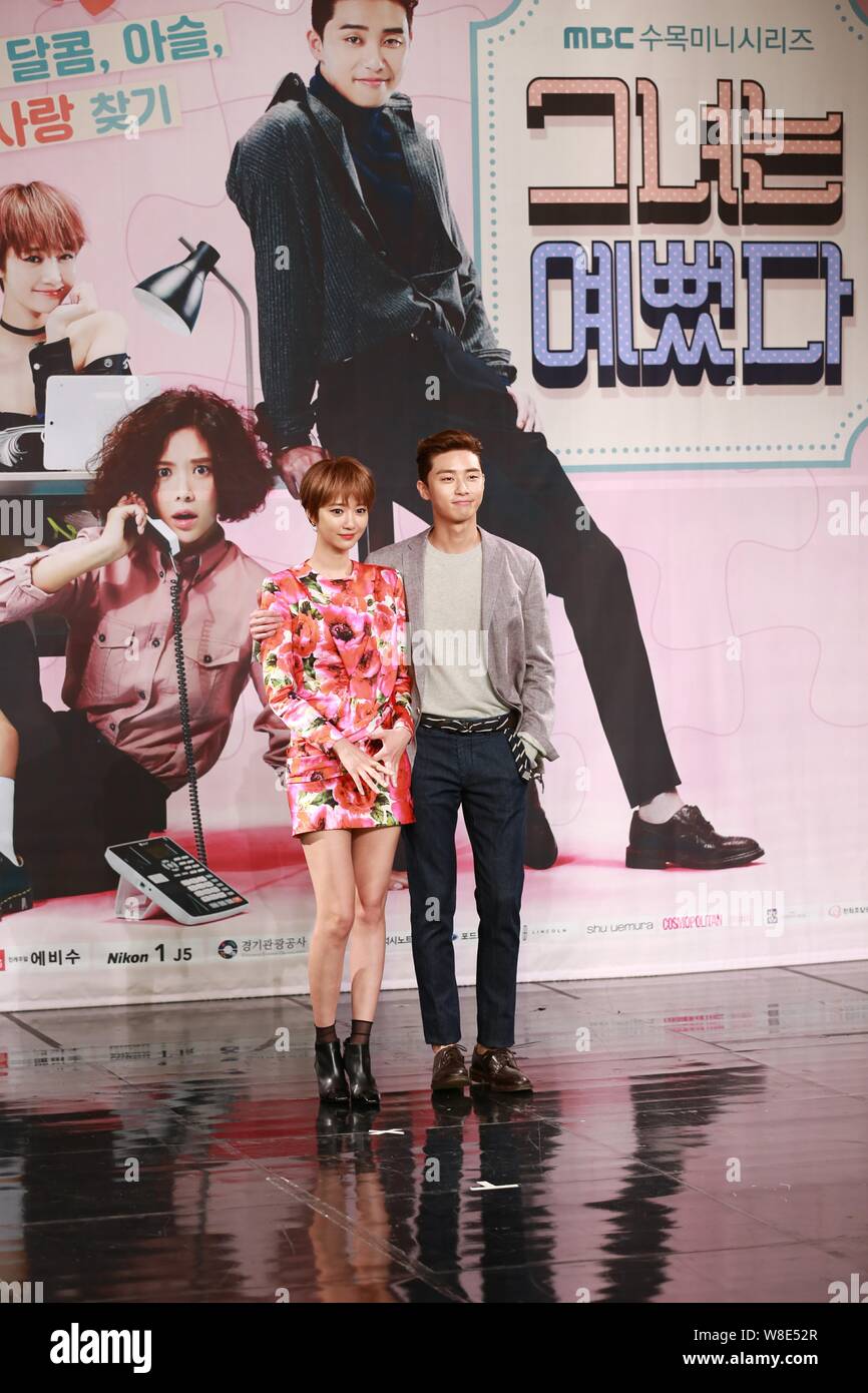 Koreanische Schauspielerin gehen Joon-hee, Links, und Schauspieler Park Seo-joon nehmen an einer Pressekonferenz für Ihre neue TV-Drama er ziemlich" in Seoul, South Kore wurde Stockfoto