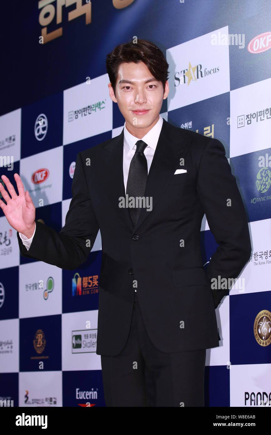 Koreanische Darsteller Kim Woo-bin-Wellen auf dem roten Teppich für die "Korea Film Stars Award" in Seoul, Südkorea, 18. Juni 2015. Stockfoto