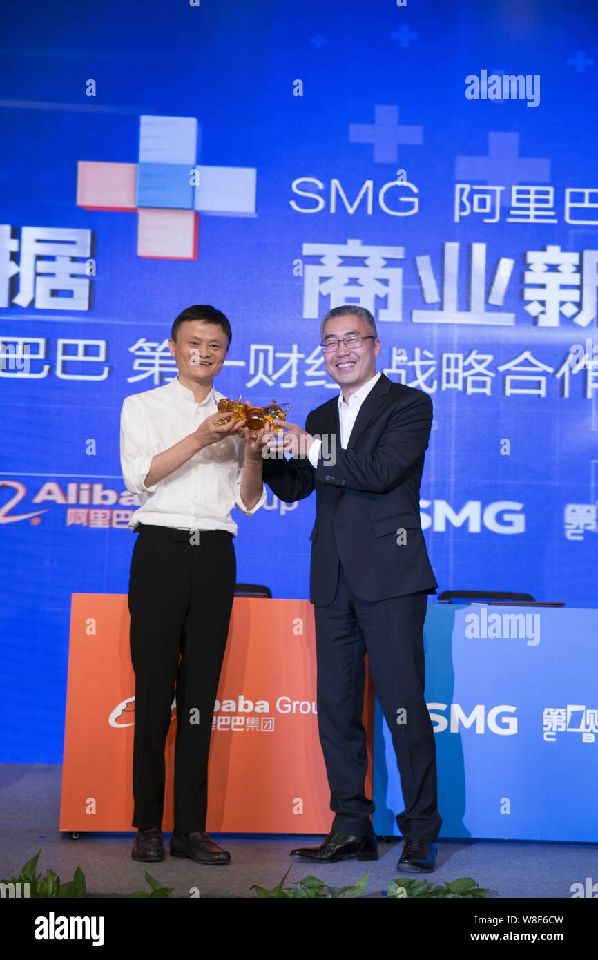 Jack Ma Yun, Links, Vorsitzender der Alibaba Group, erhält ein Geschenk vom Li Ruigang, Vorsitzender des Shanghai Media Group (SMG), bei einer Zeremonie für eine Str Stockfoto