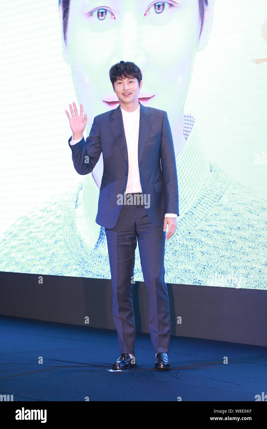 Koreanische Schauspieler Song Jong-ho Wellen während einer Pressekonferenz für sein TV-Drama "ORANGENMARMELADE" in Seoul, Südkorea, 12. Mai 2015. Stockfoto