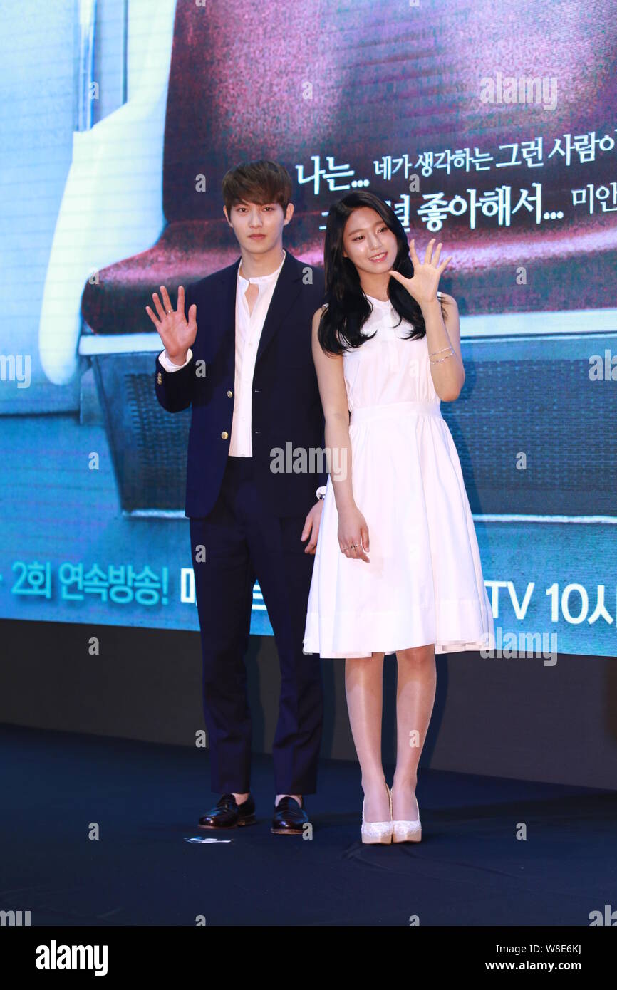 Kim Seol-hyun der Koreanischen idol Mädchen Gruppe AOA, rechts, und Lee Jong-hyun der Koreanische Rock Band CNBLUE stellen während einer Pressekonferenz für Ihre Stockfoto