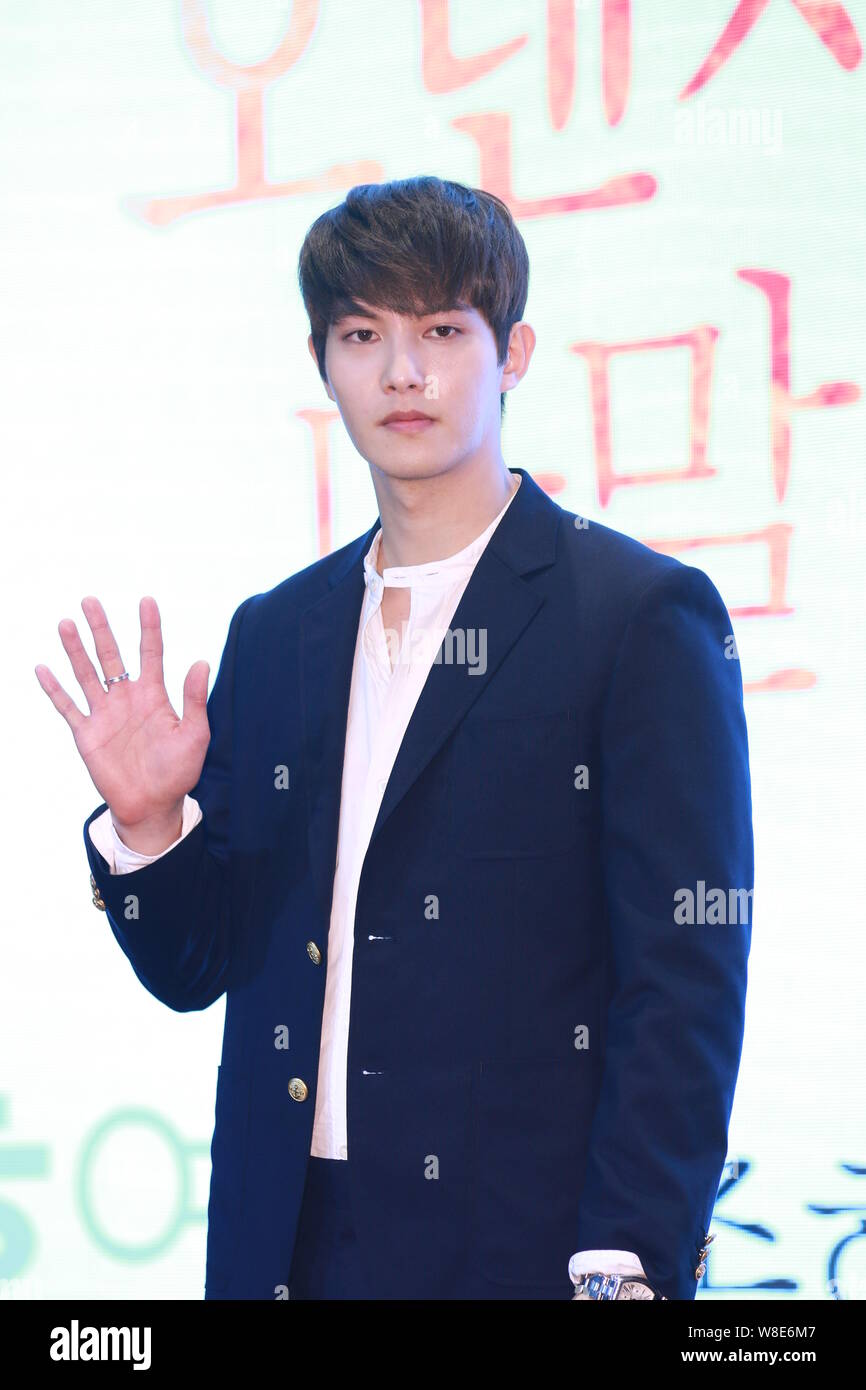 Lee Jong-hyun der Koreanische Rock Band CNBLUE Wellen während einer Pressekonferenz für sein TV-Drama "ORANGENMARMELADE" in Seoul, Südkorea, 12. Mai 2015. Stockfoto