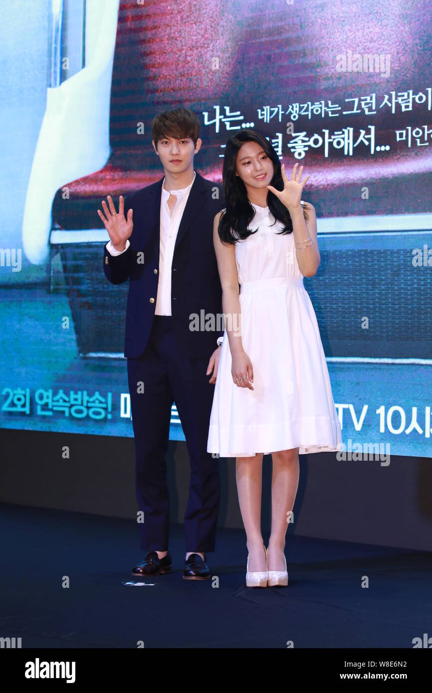 Kim Seol-hyun der Koreanischen idol Mädchen Gruppe AOA, rechts, und Lee Jong-hyun der Koreanische Rock Band CNBLUE stellen während einer Pressekonferenz für Ihre Stockfoto