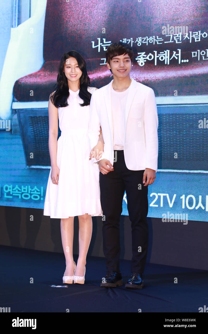 Kim Seol-hyun der Koreanischen idol Mädchen Gruppe AOA, Links, und Koreanische Schauspieler Yeo Jin-goo Stellen während einer Pressekonferenz für Ihre TV-Drama "Orange Stockfoto