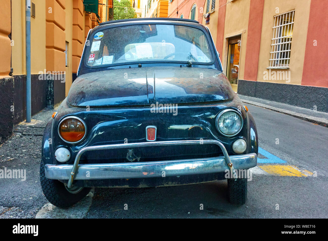 Genua (Genova), Italien - 30. Juni 2019: Blue classic car Fiat 600 in der alten Straße in Genua. Ansicht von vorn Stockfoto