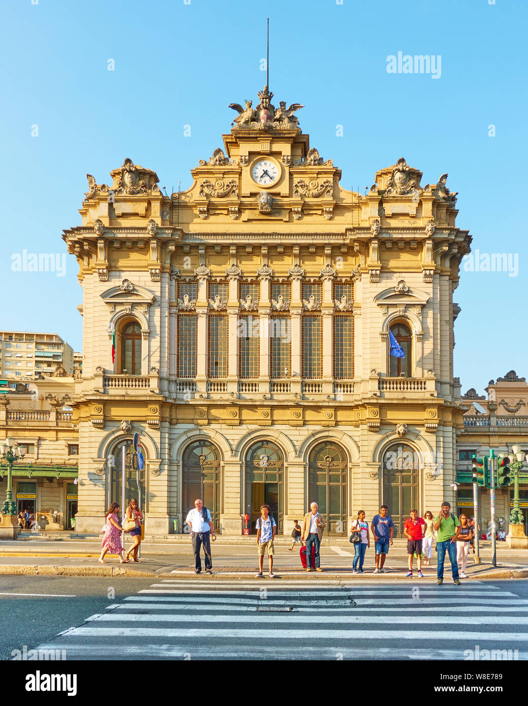 Genua, Italien - Juli 4, 2019: Vorderseite der Bahnhof Genova Brignole - Einer der beiden Bahnhöfe in Genua Stockfoto