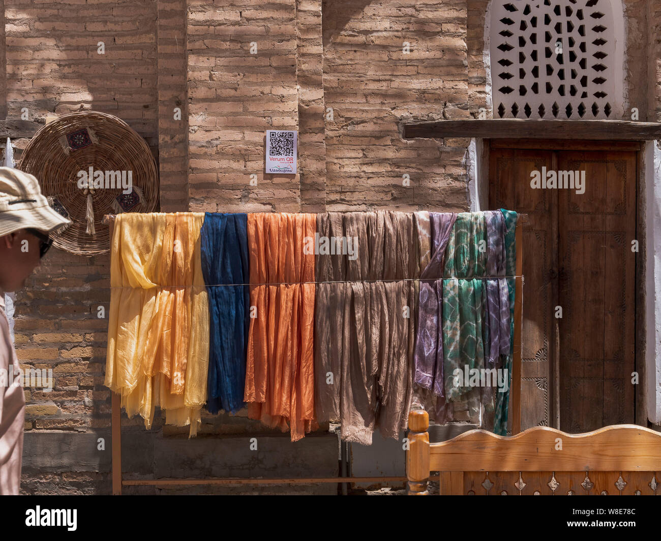 Seidentuch in der historischen Stadt Ichan Qala, Chiwa, Usbekistan, Asien Stockfoto