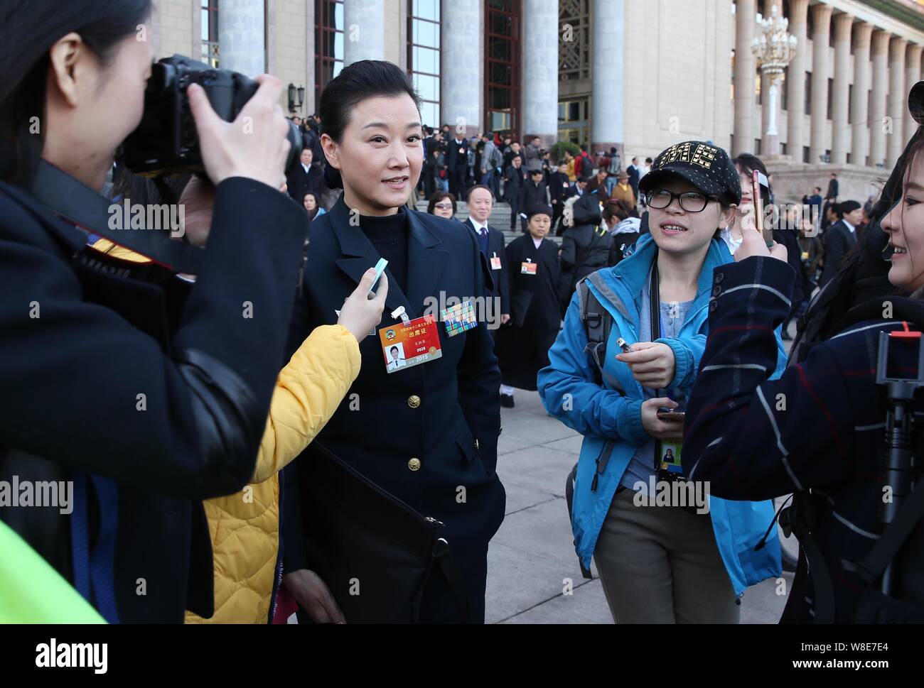 Chinesische Sopran Song Zuying der Volksbefreiungsarmee (PLA) Marine, Mitte, wird von den Reportern umgeben, als sie die Große Halle des Volkes Blätter Stockfoto