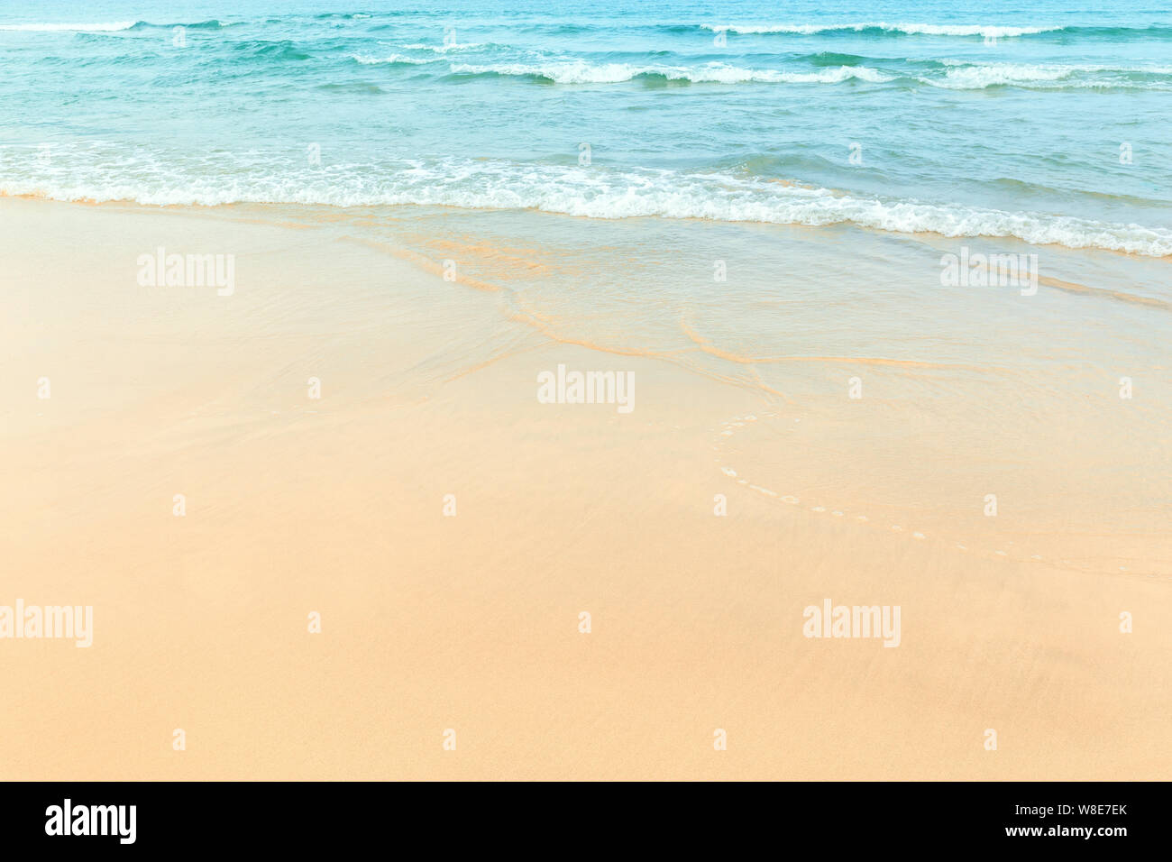 Der Strand mit Meer Wellen an sonnigen Tagen Stockfoto