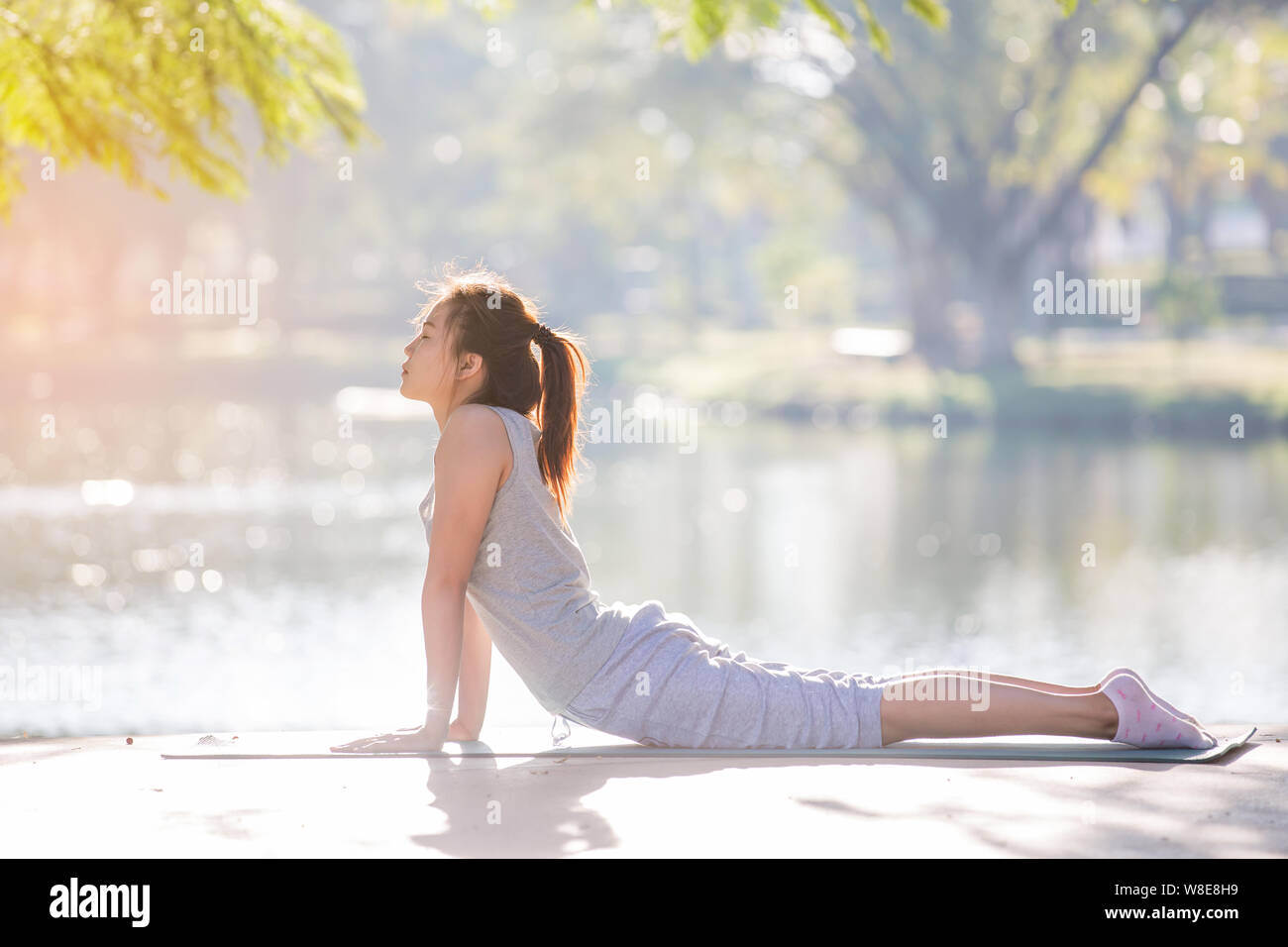 Asiatische Frau Yoga - Entspannen in der Natur Stockfoto