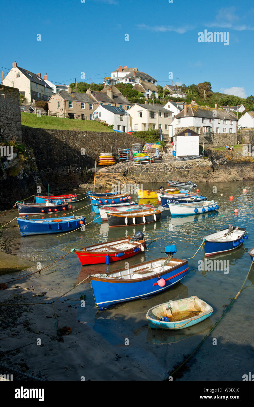 Bunte Fischerboote im Coverack Hafen. Coverack, helton, Cornwall, England Stockfoto