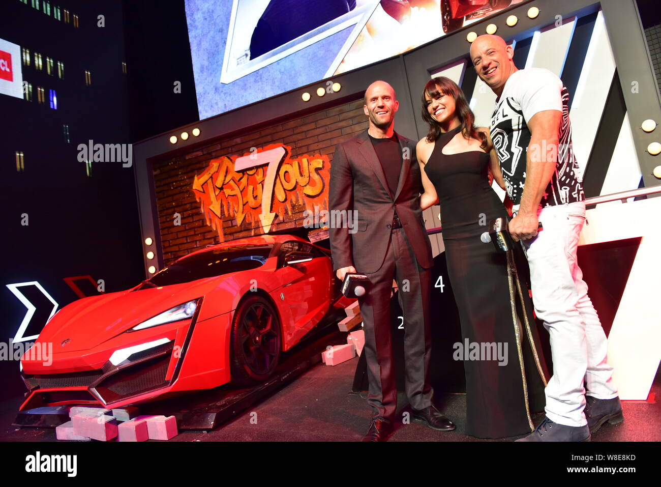 (Von links) englische Schauspieler Jason Statham, US-amerikanische Schauspielerin Michelle Rodriguez und Schauspieler Vin Diesel besuchen eine Premiere für ihren Film "Furious 7' Stockfoto