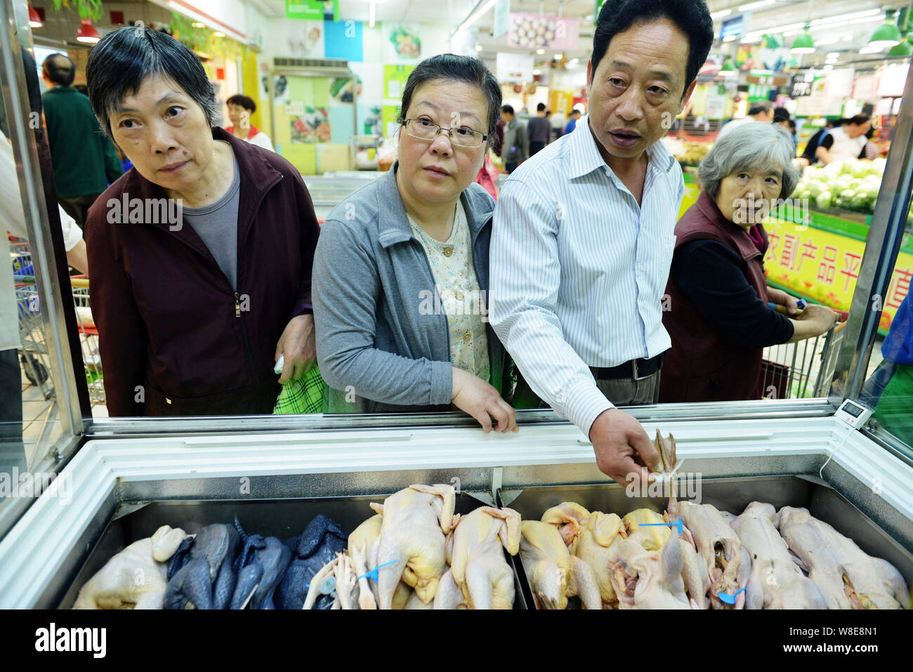 ------ Chinesische Kunden kaufen Huhn in einem Supermarkt in Hangzhou City, East China Zhejiang provinz, 9. Mai 2015. Us-Landwirtschaft Beamte in t Stockfoto