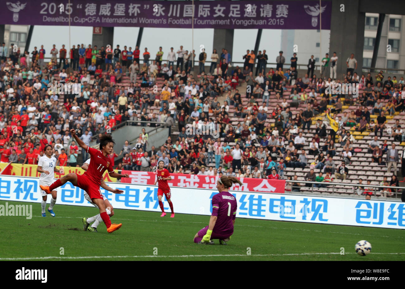 Wang Shuang von China, Links, schießt gegen Karen Bardsley von England im Eröffnungsspiel der WM Dewellbon CFA's International Frauen Fußball-Tour Stockfoto