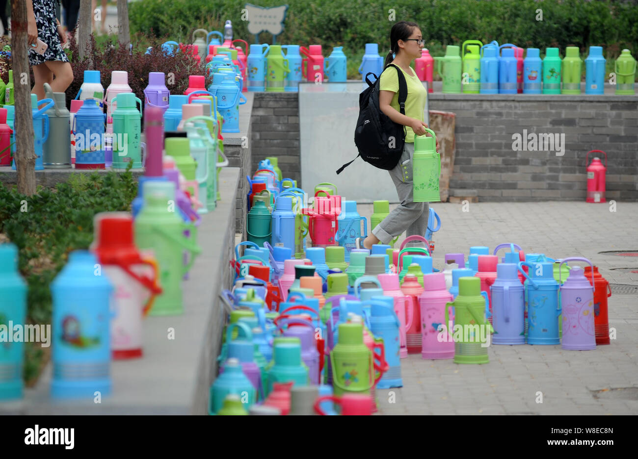 Bunte Thermoskannen sind von den Studenten vor der öffentlichen Wasserversorgung Zimmer auf dem Campus der Universität für TCM in Shanxi Jinzhong Stadt,Chi platziert Stockfoto