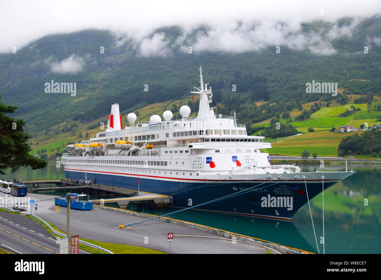 MV Boudicca ist ein mittelgroßes Schiff opperated bt die Fed Olsen Cruises. Der Liner wird dargestellt, während einer Kreuzfahrt in die norwegischen Fjorde. Stockfoto