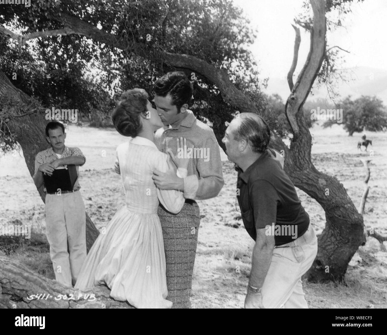 DEBRA PAGET und Jeffrey Hunter Proben romantische Szene mit Regisseur CHARLES MARQUIS WARREN und Dialog Regisseur Sam Peckinpah für sieben GESCHWORENEN 1955 am Standort einstellen candid Dreharbeiten Allied Artists Bilder Stockfoto