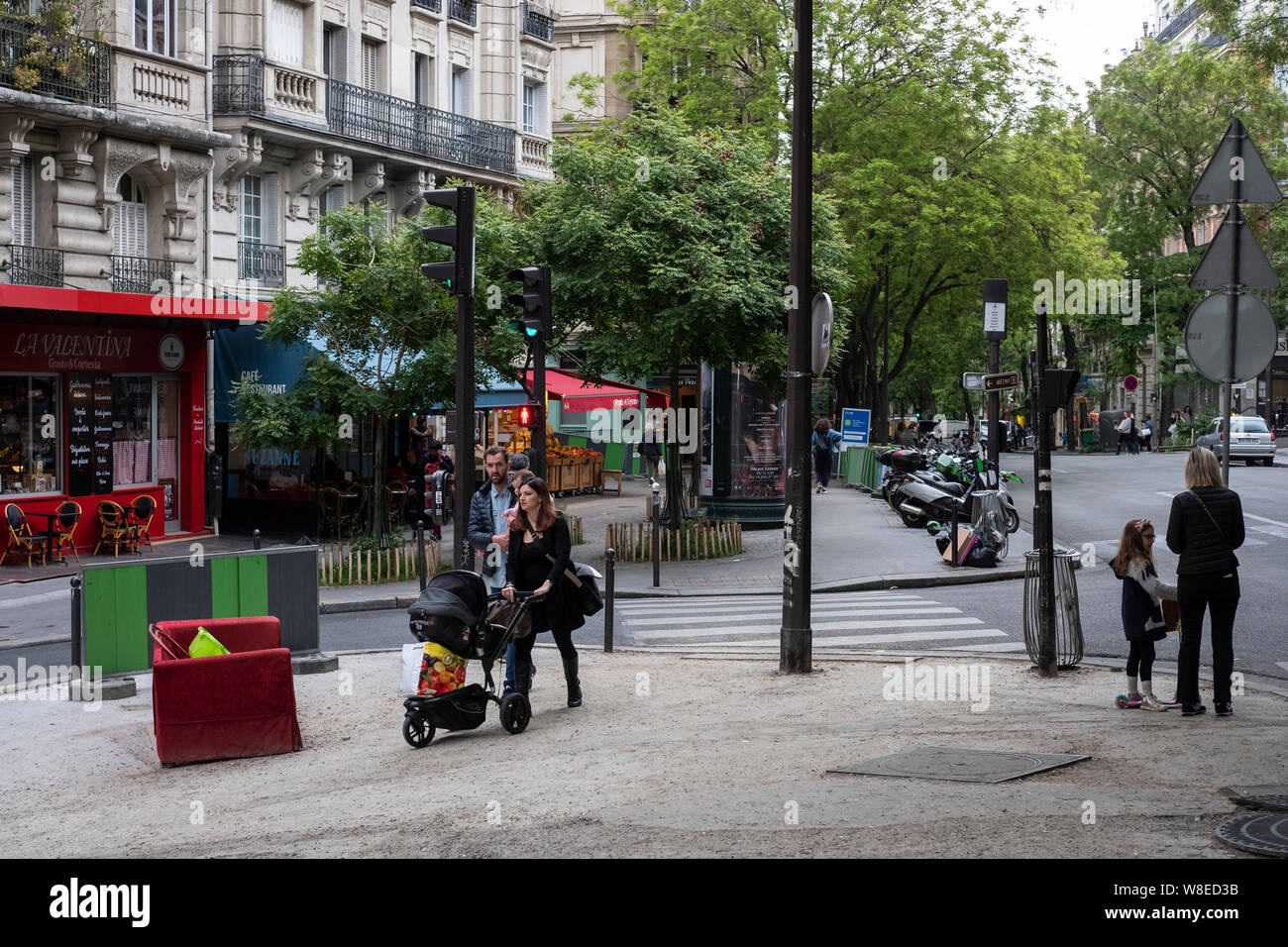 Mutter und Kind in Montmartre, Paris ist diese Straße gerade weg von den Sehenswürdigkeiten und zeigt das Leben in einem authentischen Teil von Paris. Stockfoto