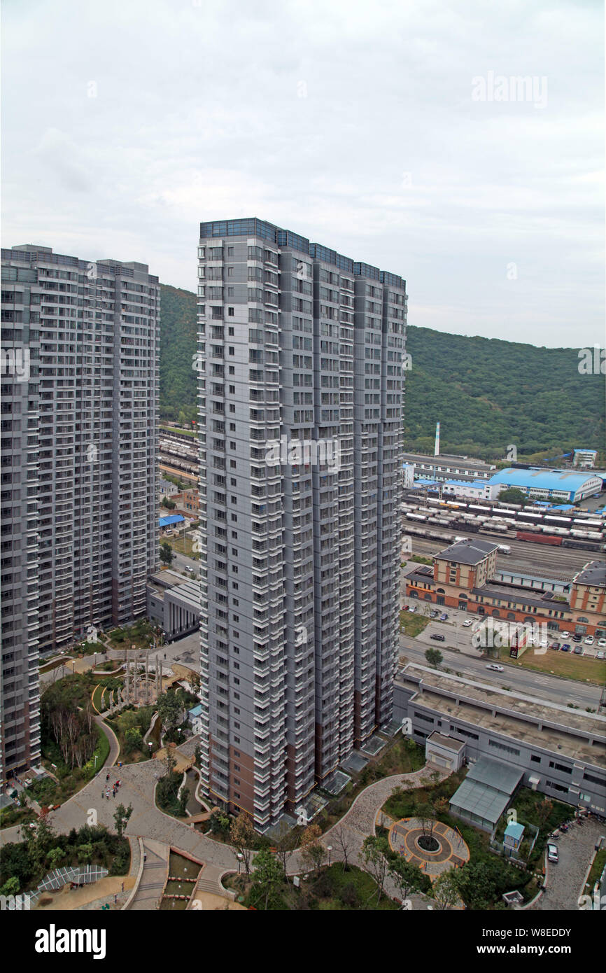 ---- Blick auf die neu erbaute Wohnanlage Apartment Gebäude in der Stadt Jilin im Nordosten Chinas in der Provinz Jilin, 25. August 2014. Für Chinas Eigentum de Stockfoto