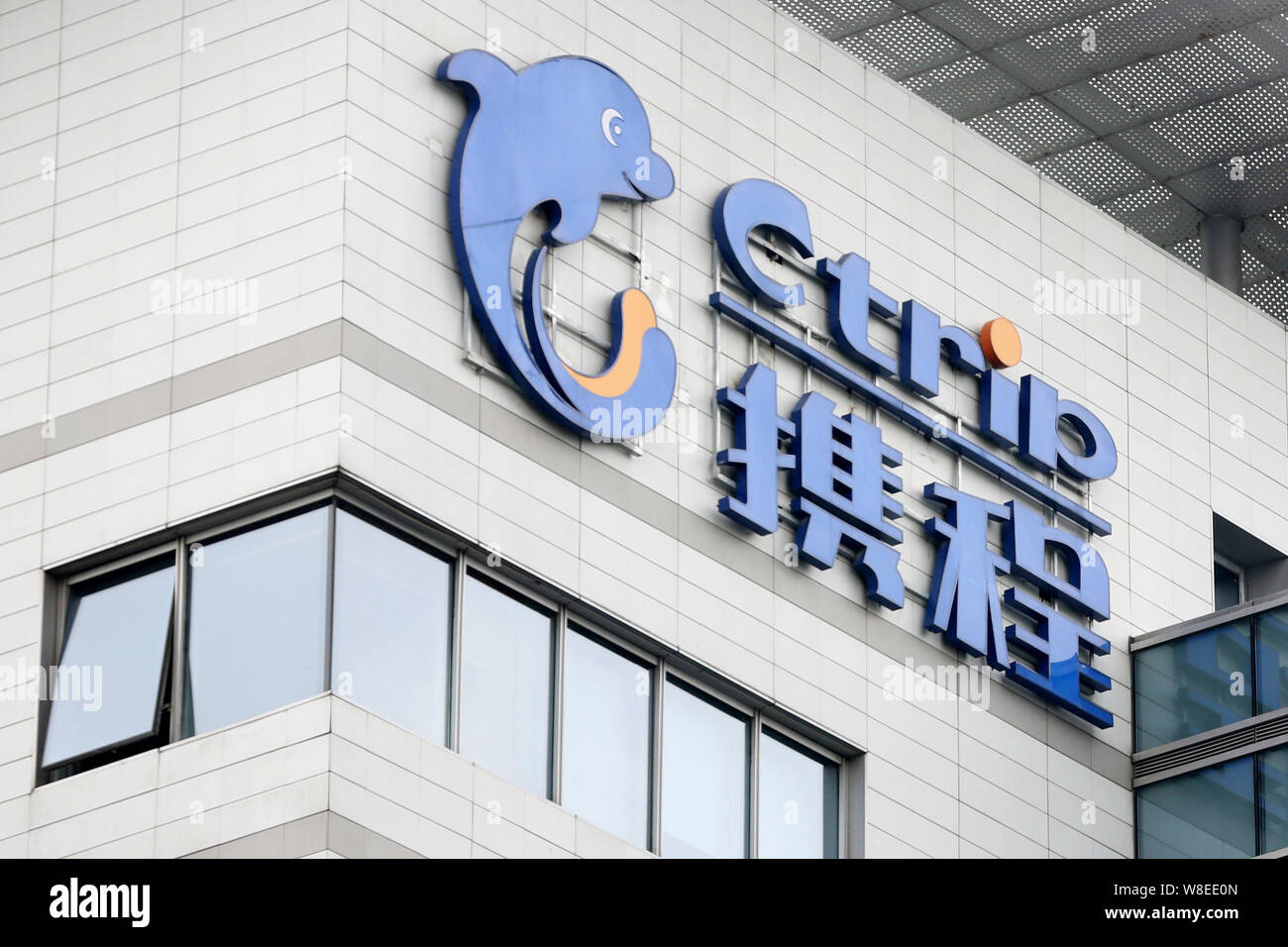 ---- Blick auf ein Logo von Ctrip am Sitz der Chinesischen online Reisebüro Ctrip in Shanghai, China, 14. Mai 2015. "Alle an Bord! Nächster Halt, ein Stockfoto