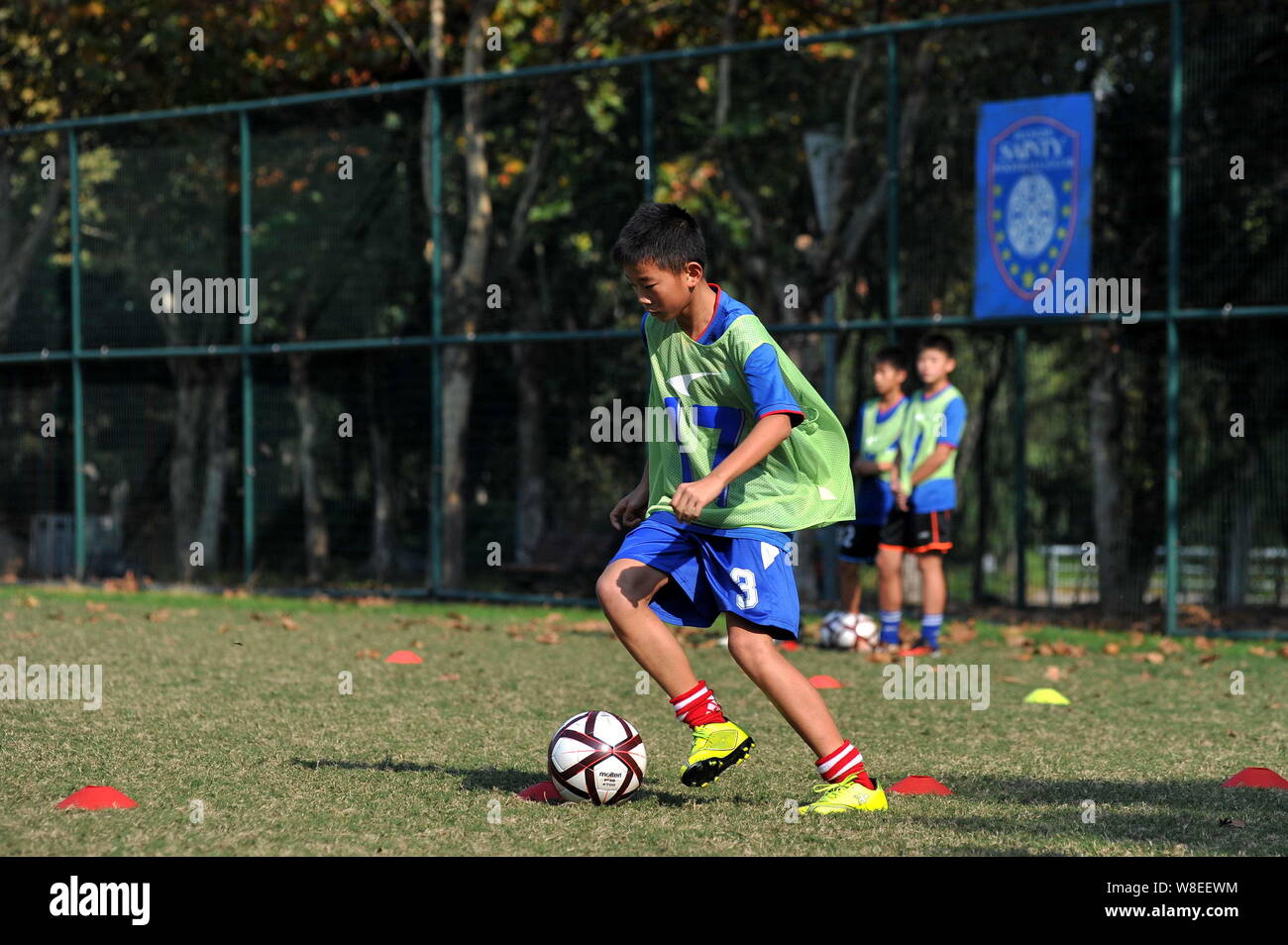 ---- Ein junger chinesischer Junge Praktiken während einer Schulung bei Jiangsu Guoxin Parma internationale Fußball-Schule in Nanjing City, East China Ji Stockfoto