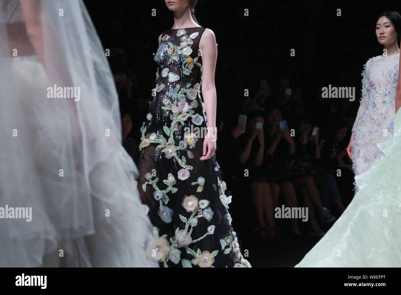 Modelle neue Kreationen auf der Modenschau der Chinesischen Brautkleid Marke Anzeige Wir Couture während der Shanghai Fashion Week Frühjahr/Sommer 2016 in Shan Stockfoto