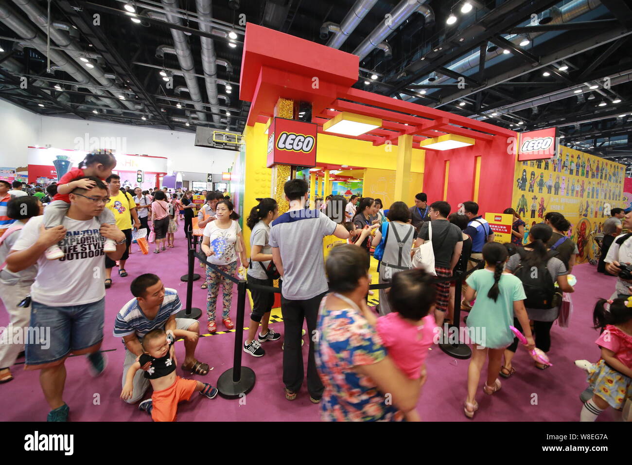 ---- Leute besuchen Sie den Stand von Lego während der Spielwarenmesse in Peking, China, 1. August 2015. Der britische Merlin Entertainments Gruppe, die das Mad besitzt. Stockfoto