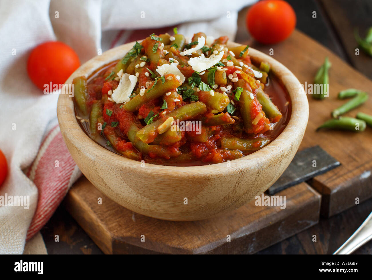 Bohnen mit Tomaten Eintopf in der Nähe auf einem dunklen Tabelle Stockfoto