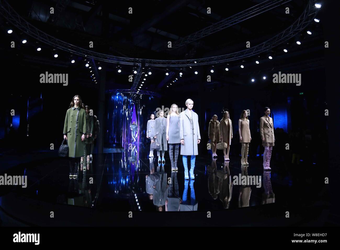 Modelle zeigen neue Kreationen an der Hogan fashion show während der 2015 Herbst/Winter Mailand Fashion Week in Mailand, Italien, 27. Februar 2015. Stockfoto