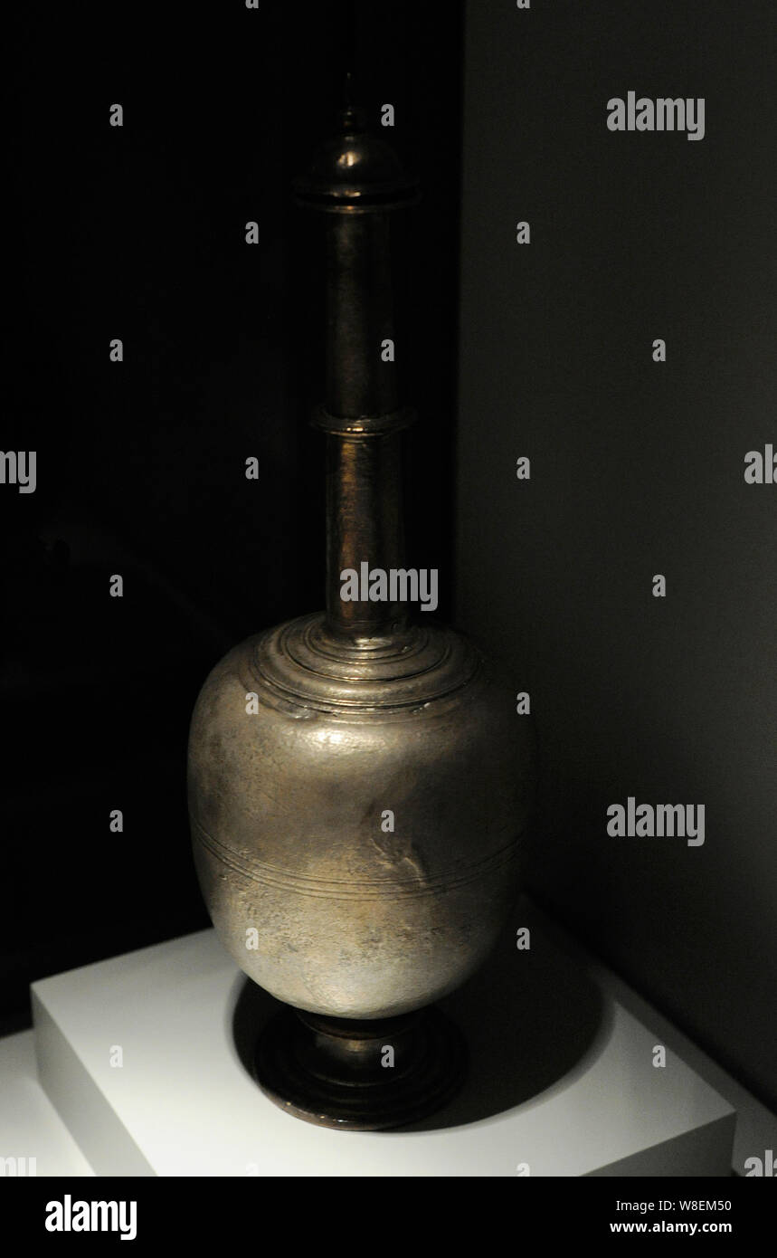 Wasser aus der Flasche. Silber. Von Potosi, Bolivien, Südamerika. Es war Teil des Vizekönigreichs Peru. 1600-1622. Schiffbruch der Galeone "Nuestra Senora de Atocha" (Unsere Liebe Frau von Atocha), Florida Keys, Florida, United States. Museum des Amerikas. Madrid, Spanien. Stockfoto