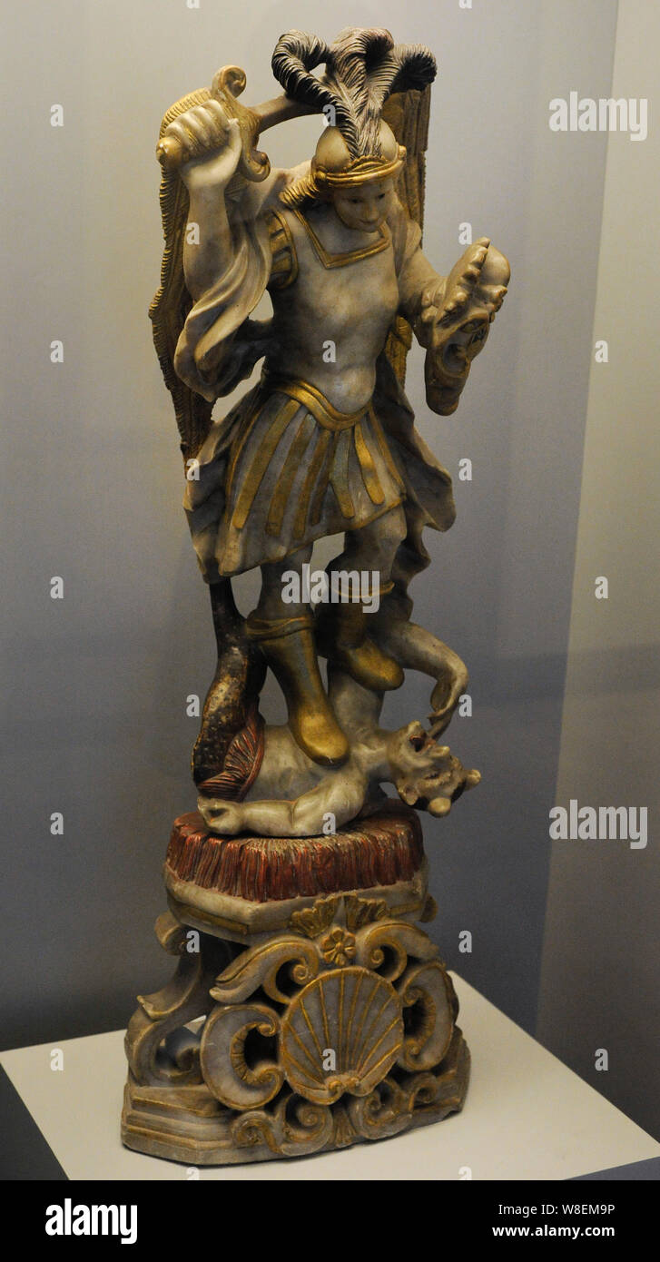 Statue des Erzengels Michael, slaying Satan wie ein Drache. Alabaster. Vizekönigreich Peru, 17. Huamanga, Peru. Museum des Amerikas. Madrid, Spanien. Stockfoto