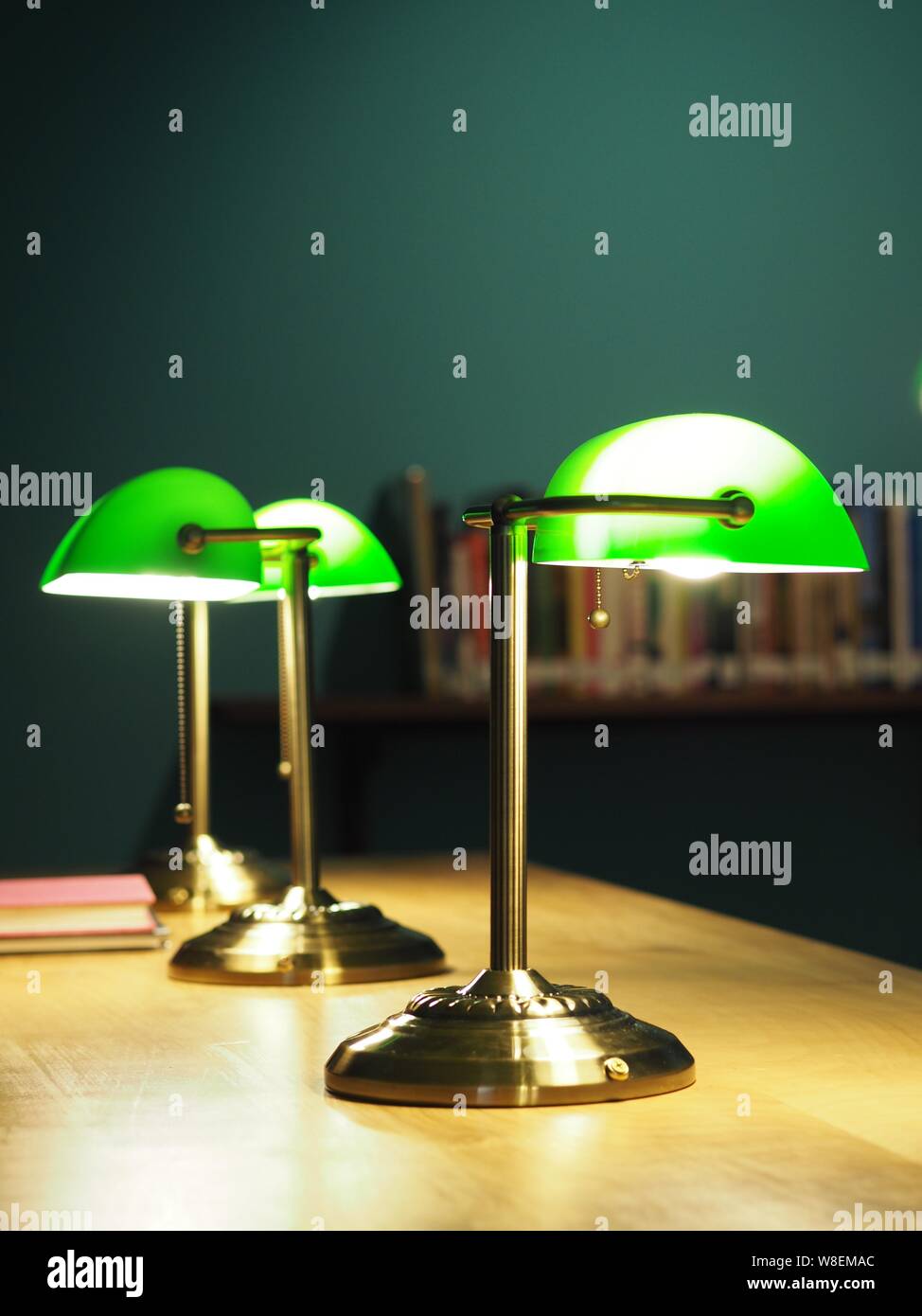 Grüne Lampe in einer Bibliothek Stockfotografie - Alamy