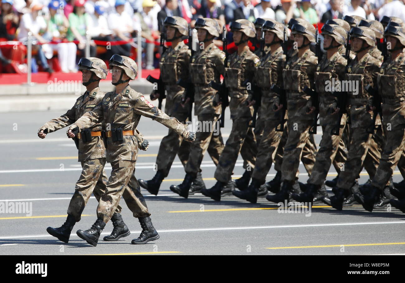 Chinesische PLA (Volksbefreiungsarmee) Soldaten marschieren hinter dem Platz des Himmlischen Podium während der Militärparade zum 70. Jahrestag des zu gedenken. Stockfoto