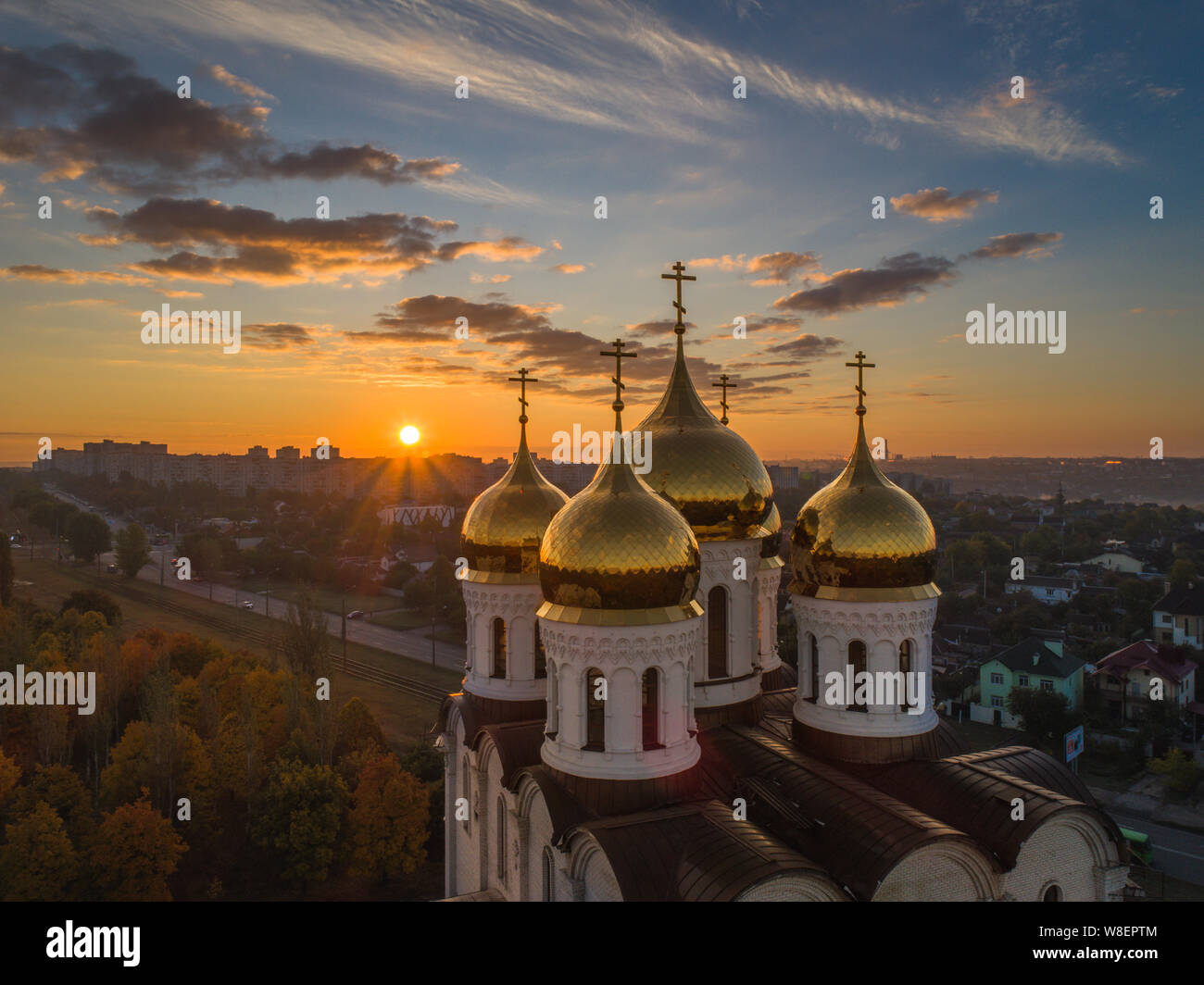Dome der Orthodoxen Kirche, mit Blick auf die Kuppeln bei Sonnenaufgang. Orthodoxe Kirche in Charkow, Ukraine. Eine orthodoxe Kirche der Hl. Gottesmutter Matrona. Stockfoto