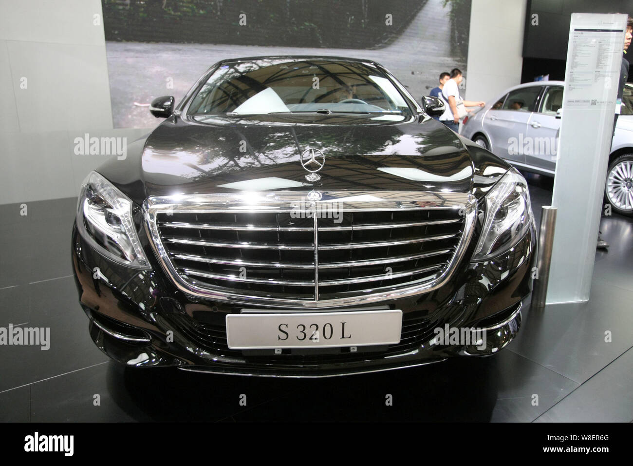 --FILE - ein Mercedes-Benz S 320 L ist während der 2014 Pudong Internationalen Automobil- Ausstellung in Shanghai, China, 18. August 2014 angezeigt. Beijin Stockfoto
