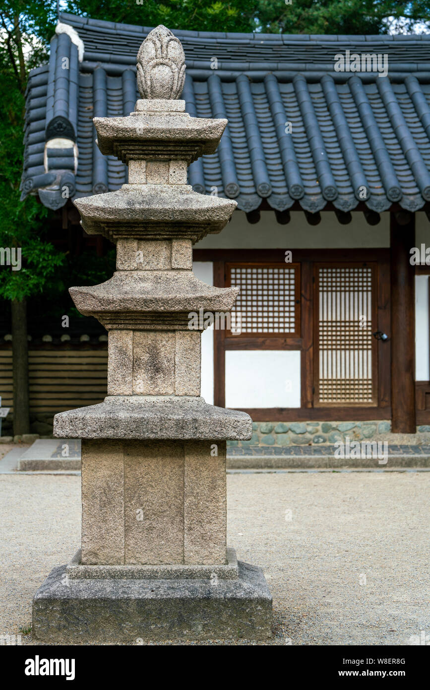 Garten eines Hauses mit einem asiatischen Pagode Statue im Vordergrund Stockfoto Garten eines Hauses mit einem asiatischen Pagode Statue im Vordergrund Stockfoto