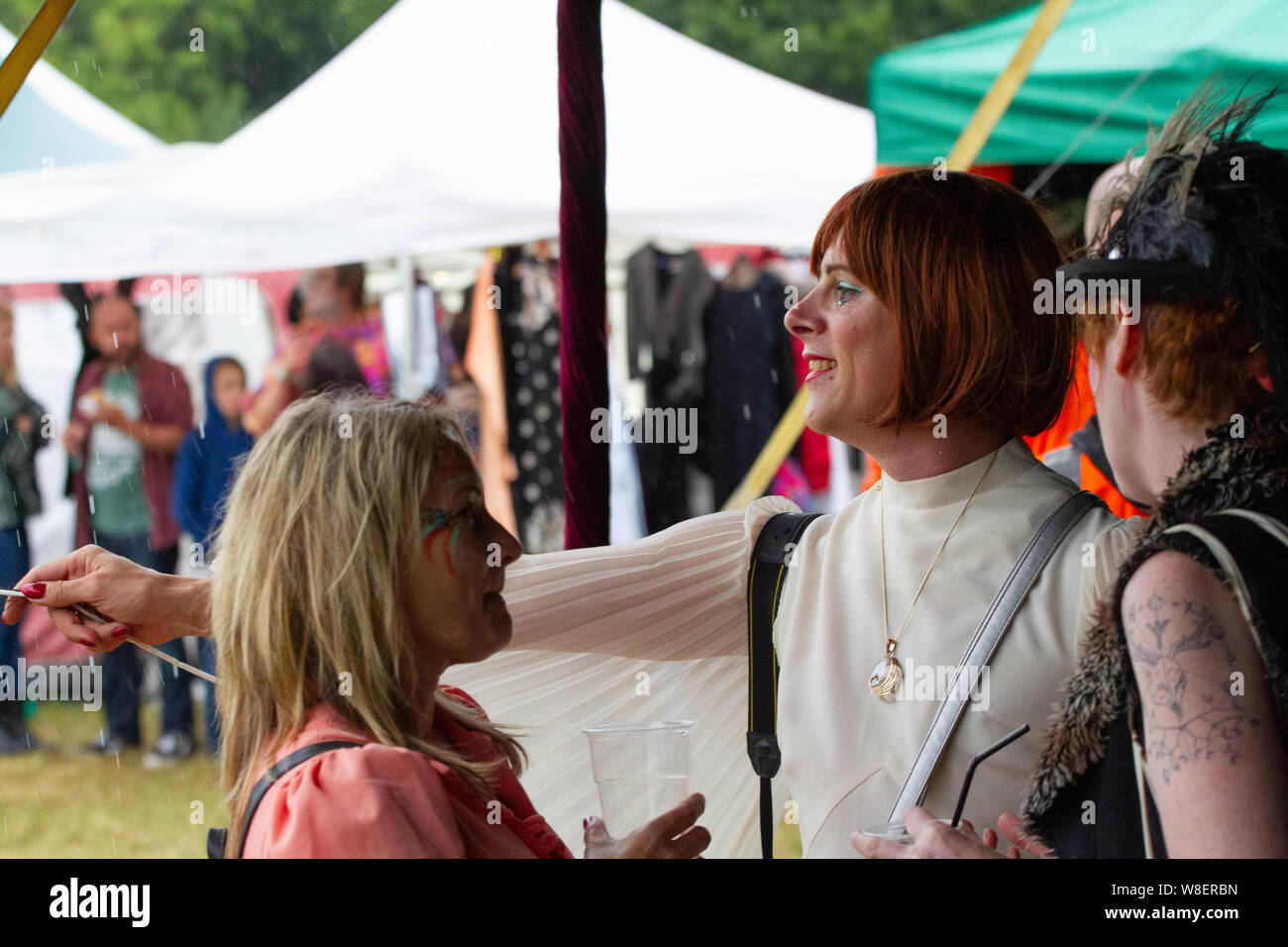 Crossdressed Mann im Maui Waui Festival in Suffolk. Stockfoto