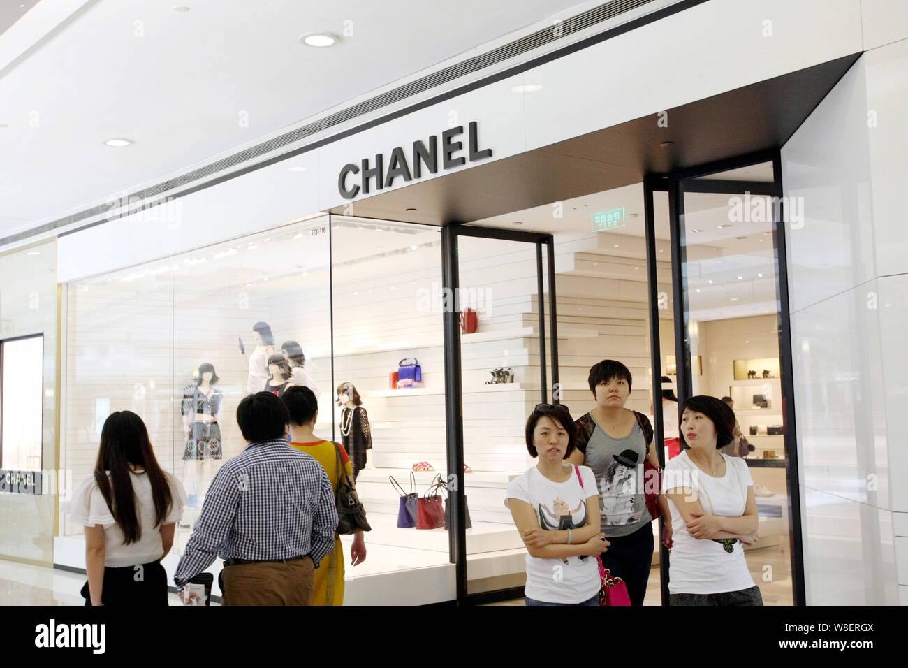 ------ Chinesische Kunden beenden oder Spaziergang, vorbei an die Fashion Boutique Chanel bei einer Shopping Mall in Shanghai, China, 27. Mai 2014. French Fashion House Stockfoto