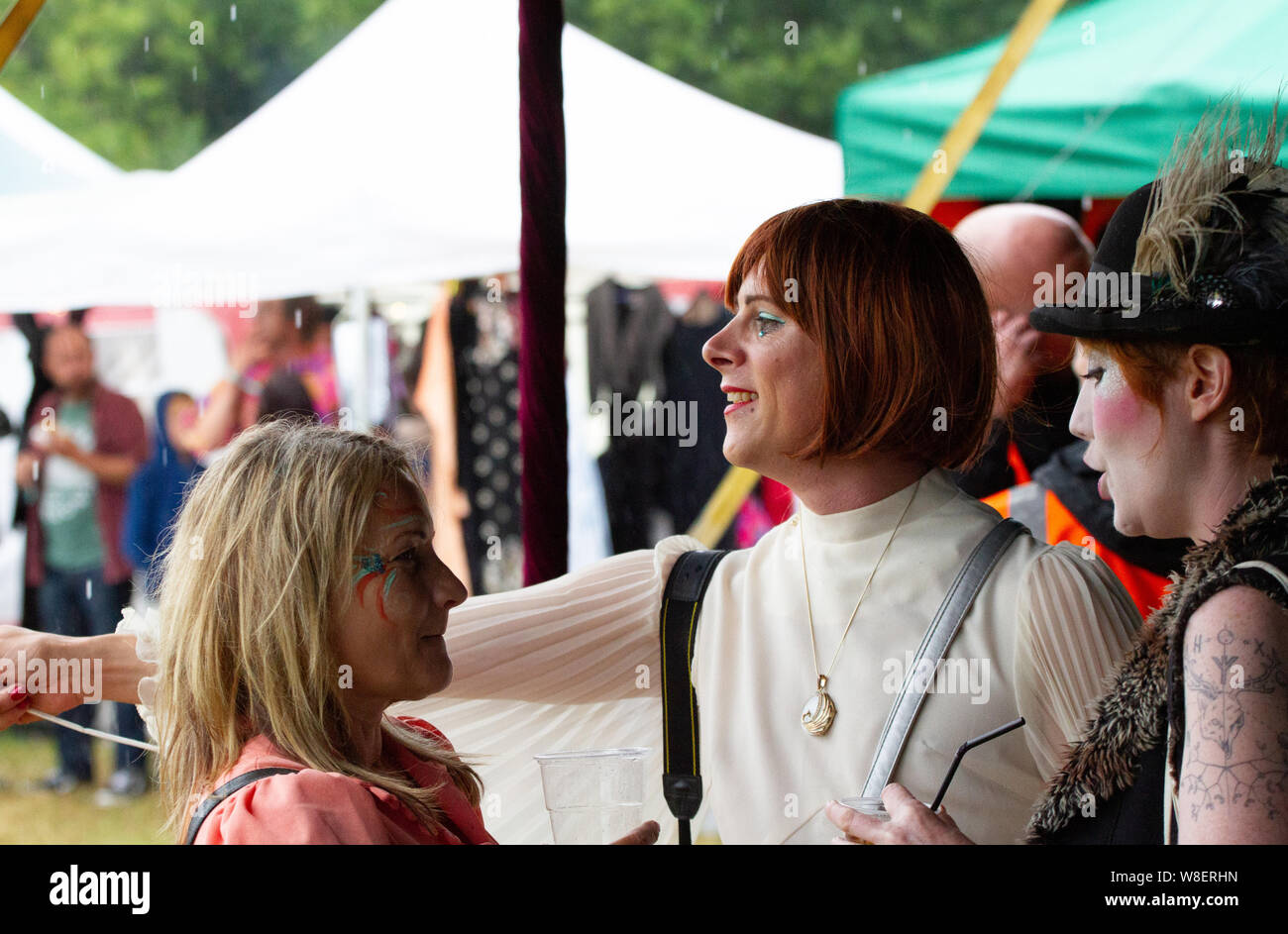 Crossdressed Mann im Maui Waui Festival in Suffolk. Stockfoto