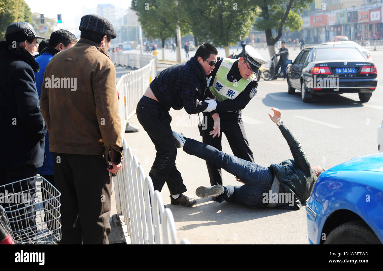 ---- Ein chinesischer Polizeioffizier versucht, zwei Treiber in Road Rage während eines Verkehr Konflikt in Nanchang city Kämpfen zu trennen, die East China Jiangxi Stockfoto