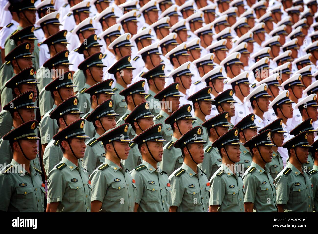 ------ Chinesische Studenten aus der militärischen engineering Colleges des PLA (Volksbefreiungsarmee) Chor singen ein Lied, während einer Schulung für die Stockfoto