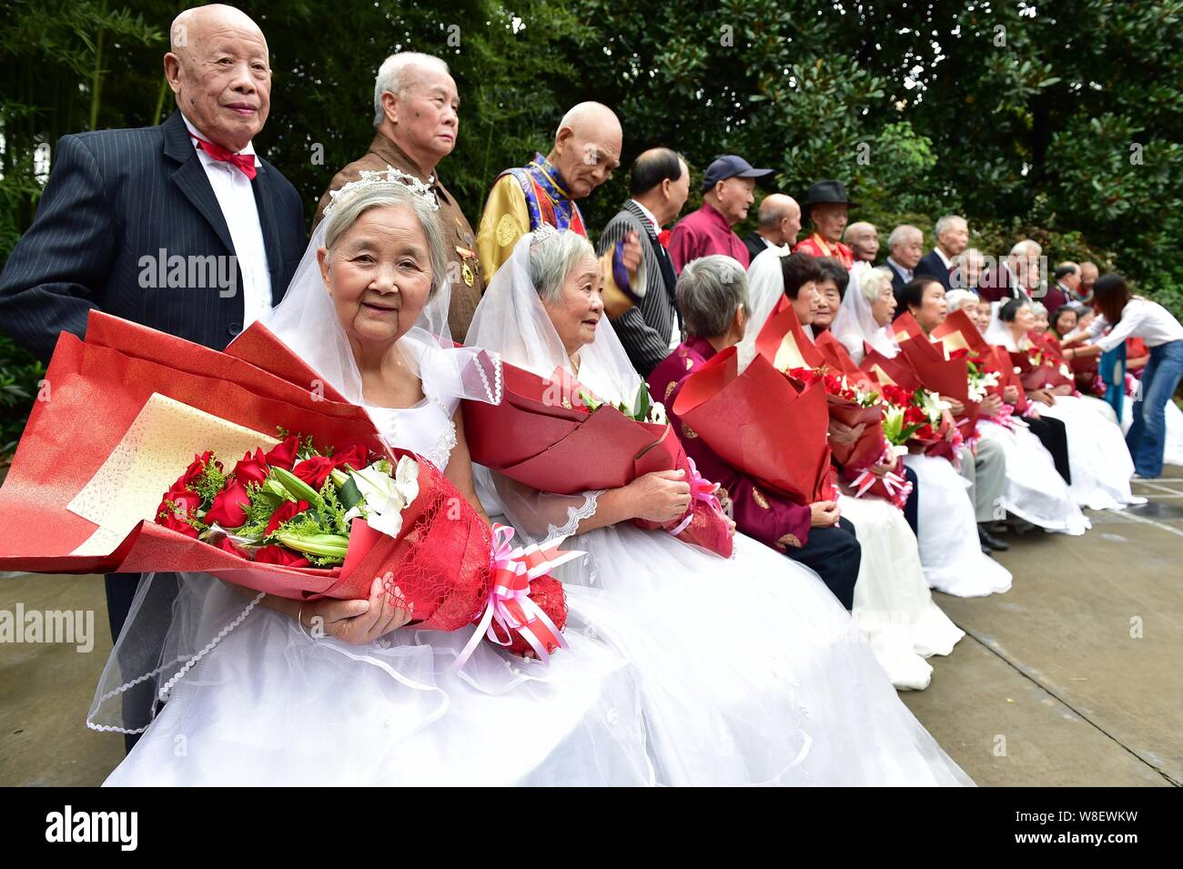 Ältere Paare für Hochzeit Fotos stellen ihre Hochzeit Jubiläen ein Foto der Preisverleihung in Yiwu Stadt zu feiern, der ostchinesischen Provinz Zhejiang, 22. Stockfoto
