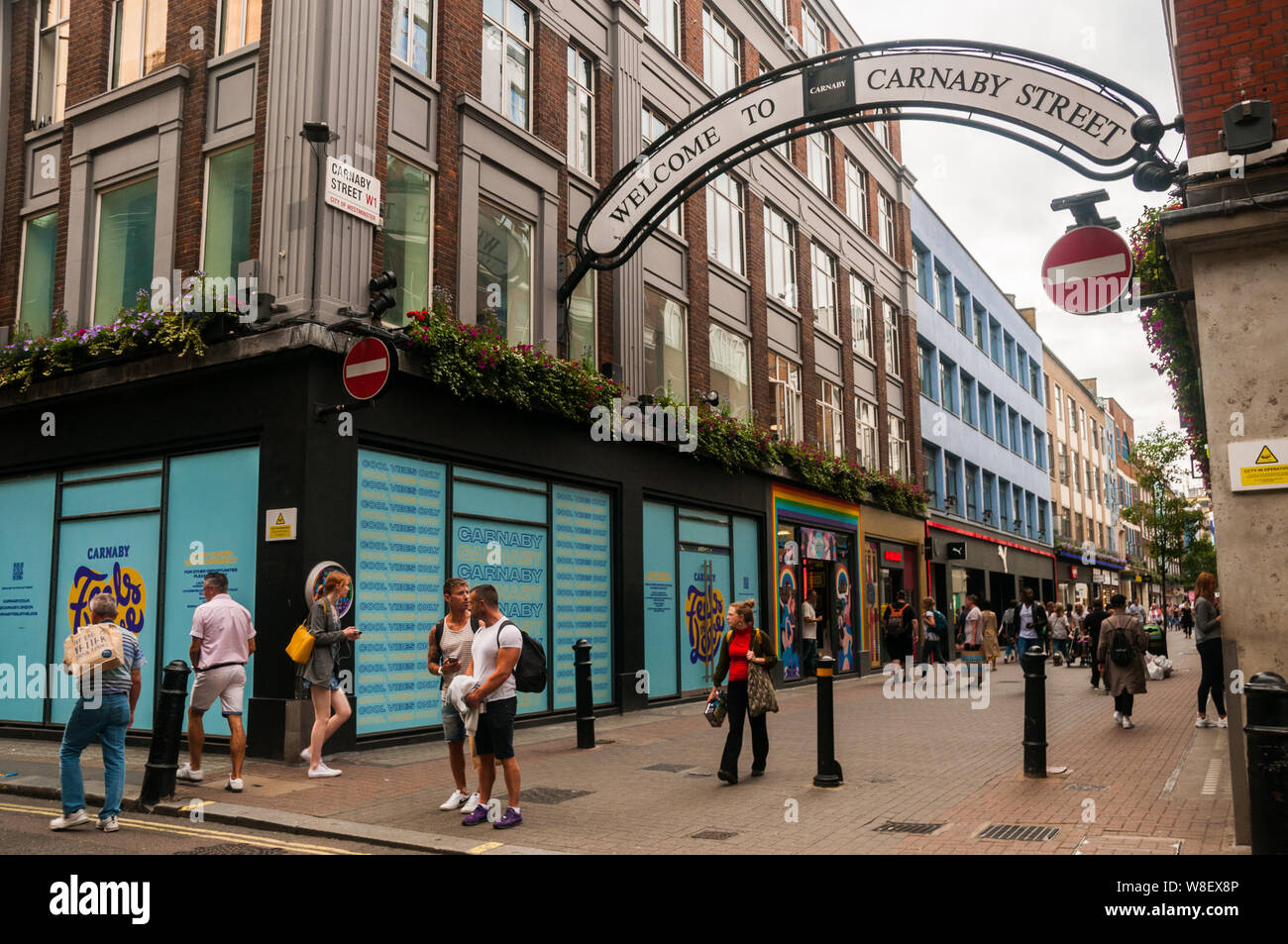 Käufer und Touristen zu Fuß entlang der Carnaby Street in London. Stockfoto