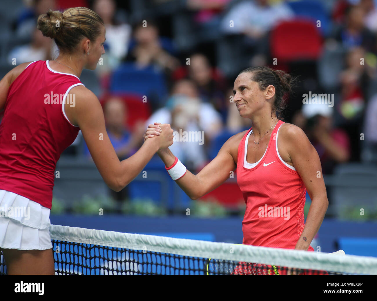 Roberta Vinci von Italien, rechts, interagiert mit Karolina Pliskova der Tschechischen Republik nach dem Sieg über sie in ihrem Viertelfinale der Frauen- Stockfoto