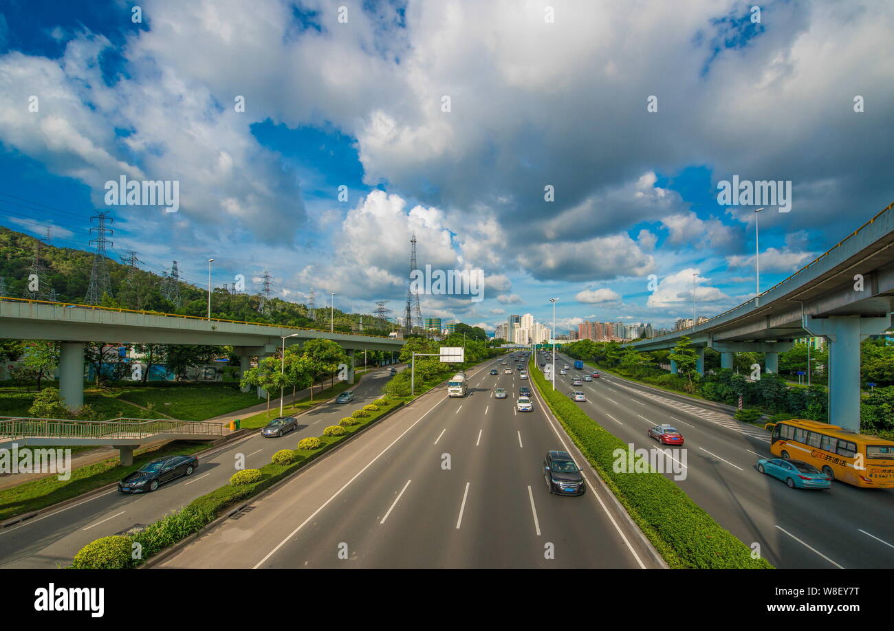 Ansicht der Beihuan Avenue in Shenzhen, der südchinesischen Provinz Guangdong, 29. Juni 2014. Stockfoto