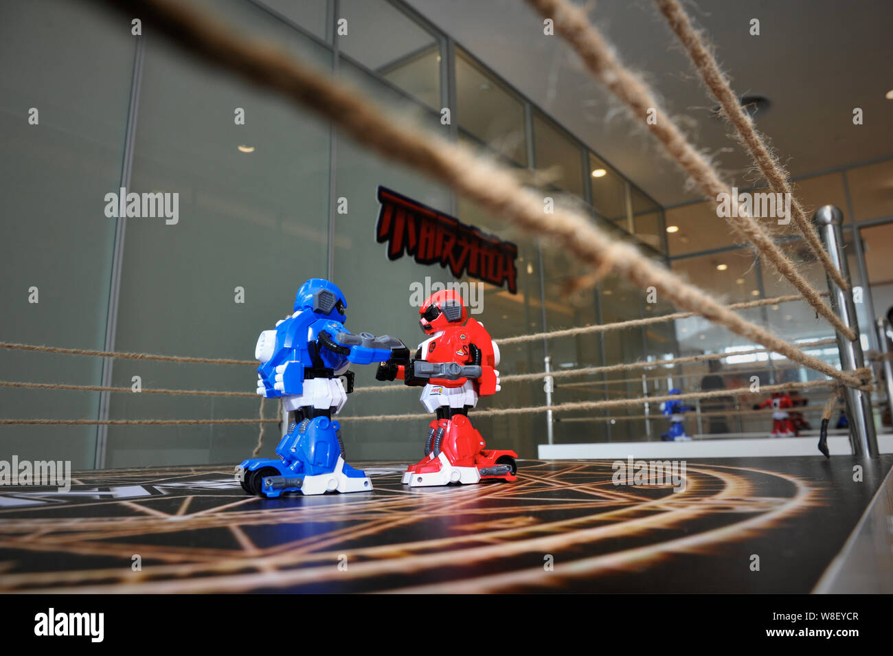 Boxer Roboter konkurrieren während der 1. China International Internet Plus Ausstellung in Foshan City, im Süden der chinesischen Provinz Guangdong, 10. September 2015. Stockfoto