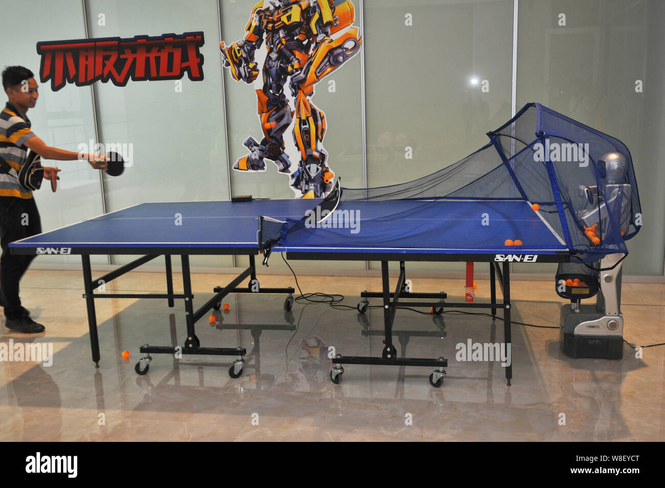 Ein Roboter spielt Tischtennis mit einem Besucher während der 1. China International Internet Plus Ausstellung in Foshan City, südlich der chinesischen Provinz Guangdong Stockfoto
