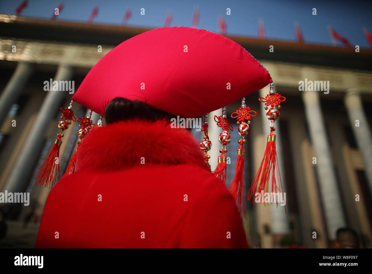 Eine chinesische Gastgeberin in ethnischen Minderheit Kostüm gekleidet posiert für Fotos vor der Großen Halle des Volkes bei der Eröffnung des 3. Stockfoto