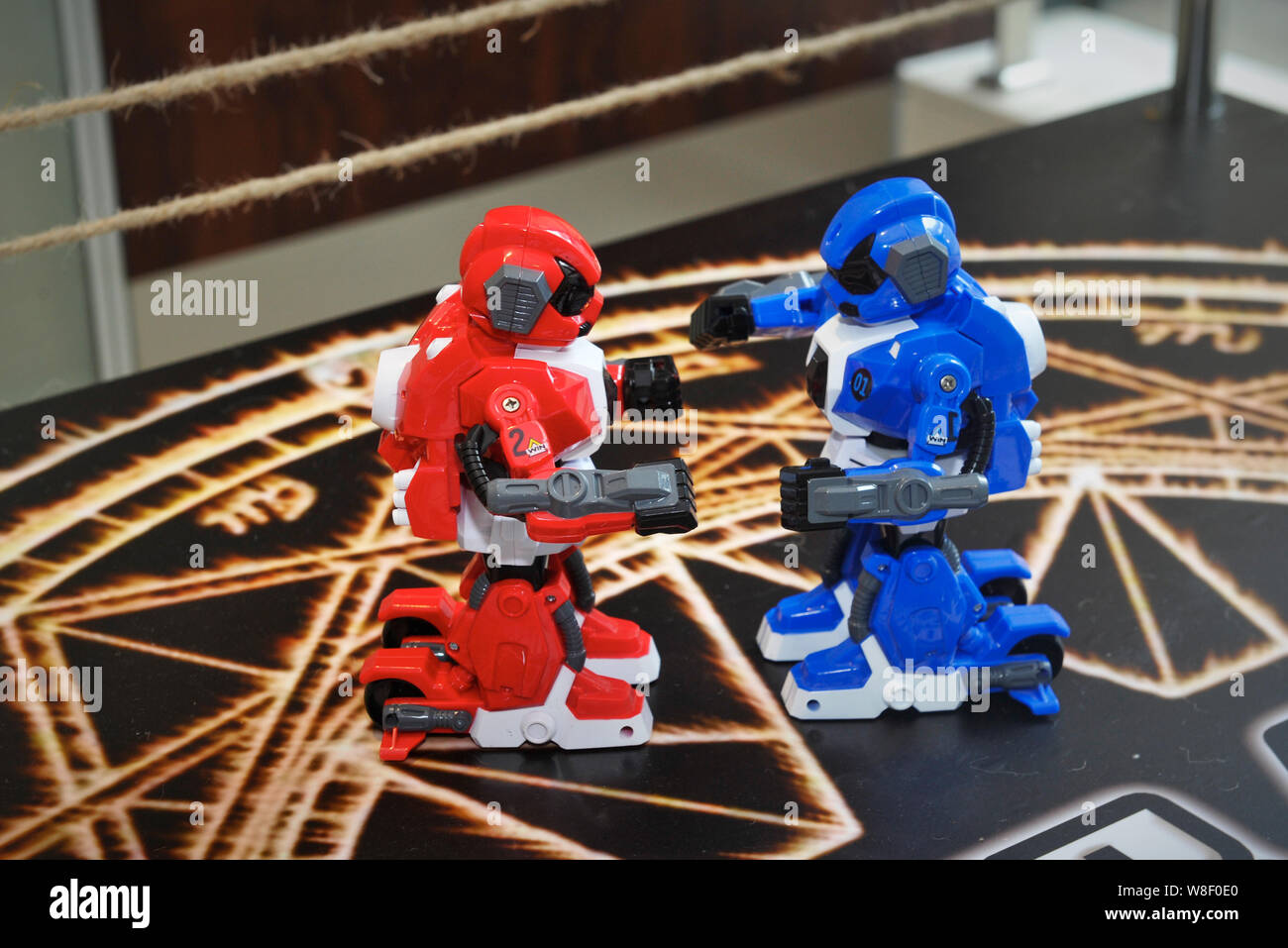 Boxer Roboter konkurrieren während der 1. China International Internet Plus Ausstellung in Foshan City, im Süden der chinesischen Provinz Guangdong, 10. September 2015. Stockfoto